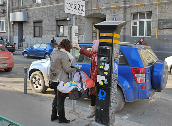Борьба с платными парковками объединила москвичей