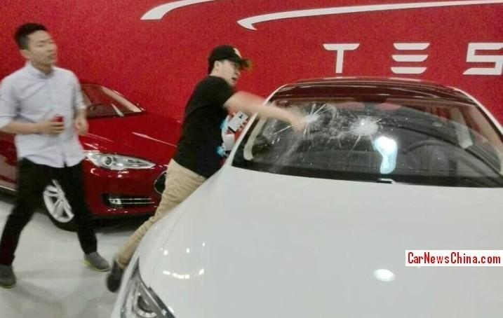 В Китае разъяренный покупатель разбил выставочный образец электрокара Tesla 