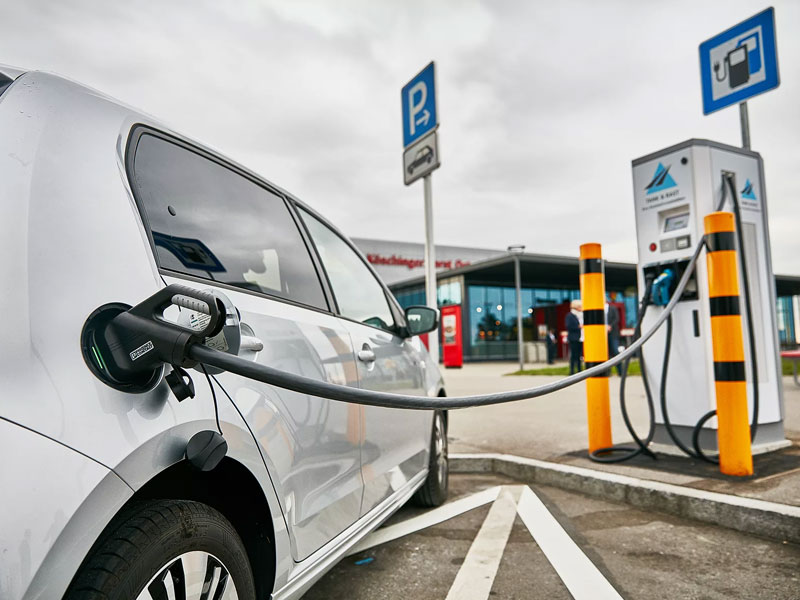 Электромобили скоро могут стоить столько же, сколько бензиновые, благодаря более низкой стоимости батарей