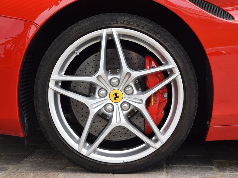 Ferrari снижает прогноз прибыли на 2020 год из-за пандемии коронавируса
