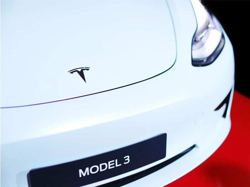 Компания Tesla бросает вызов приказам о блокировке из-за COVID-19 и начал делать машины на выходных